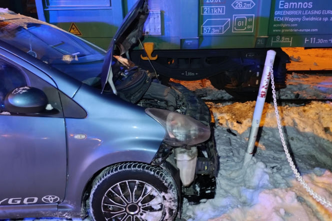 Zignorowała znak stop i wjechała pod pociąg! 40-latka cudem uniknęła śmierci