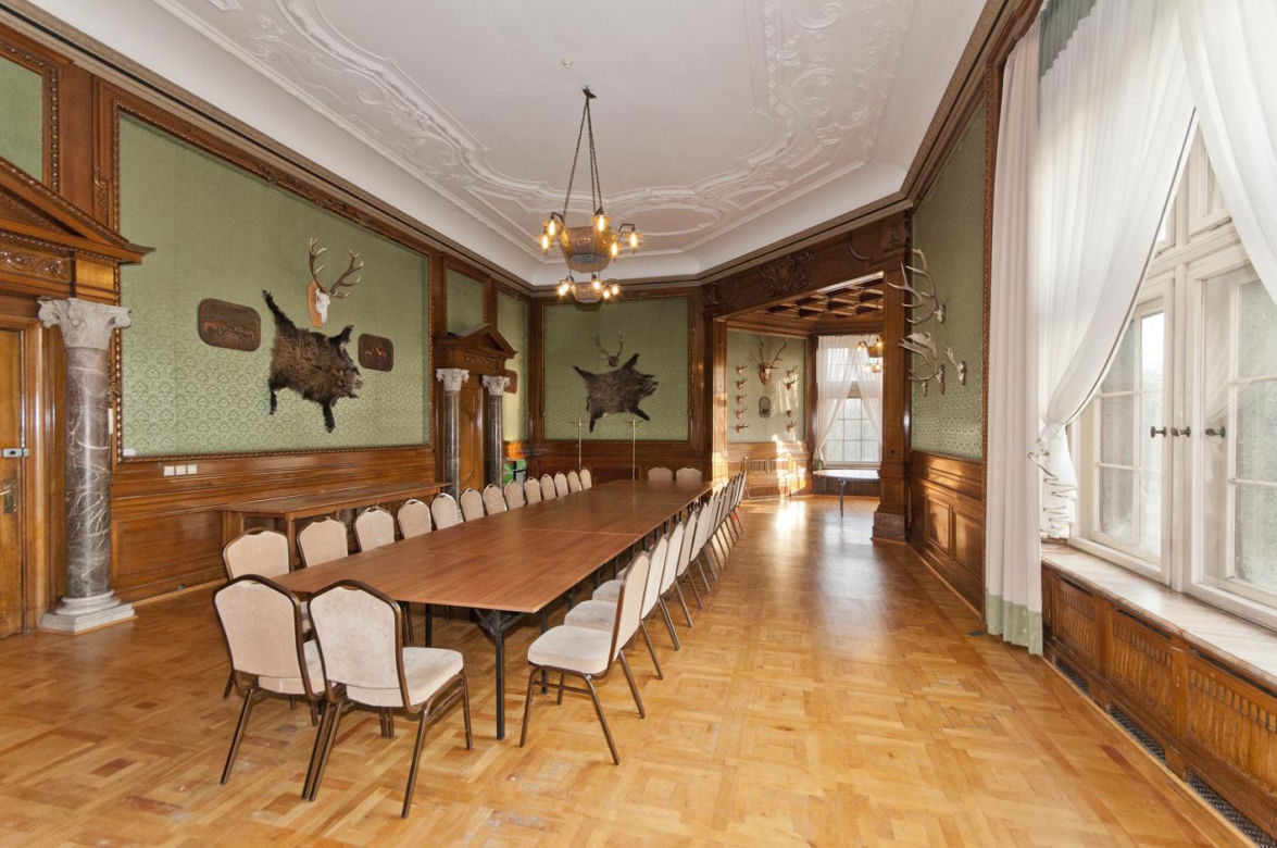 Metamorfoza Zamku w Mosznej. Z sanatorium w bajkowy hotel - tak przez lata zmieniał się jeden z najbardziej czarujących budynków w Polsce