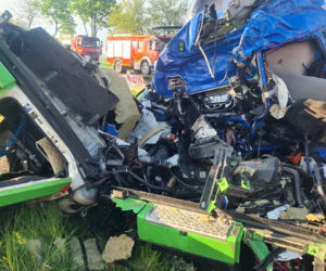 Zginął, bo w renault innego kierowcy pękła opona! Śmiertelny wypadek na DK nr 10 pod Drobinem. Ogromne utrudnienia
