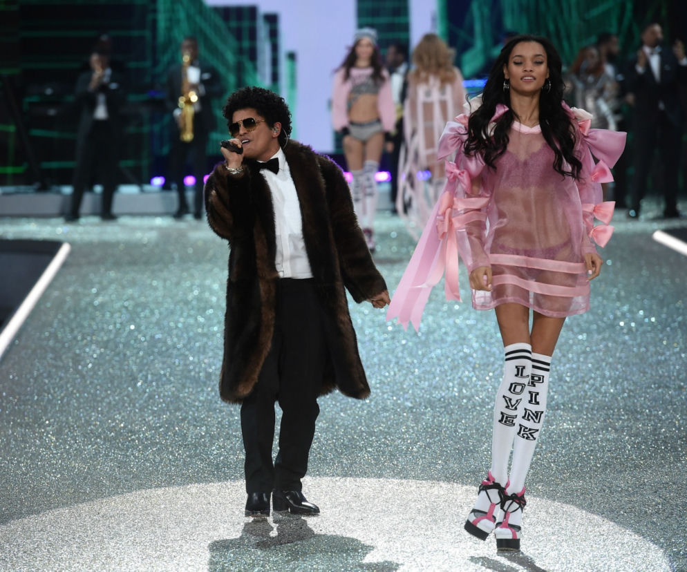 Victoria's Secret Fashion Show: The Weeknd, Lady Gaga i Bruno Mars z seksownymi modelkami