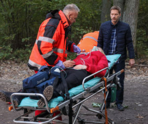Na Wspólnej, odcinek 3389: Daria (Patrycja Topajew), Tadeusiak (Dariusz Wnuk), ratownicy