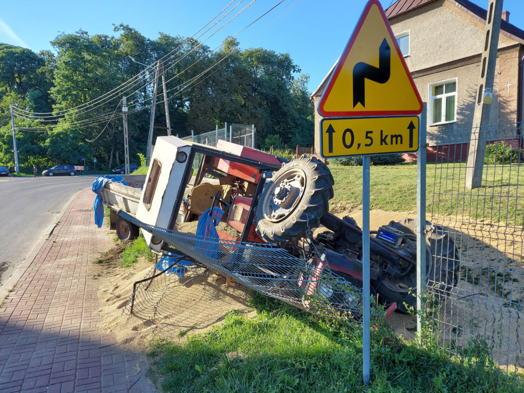 Ciągnik z pszenicą wylądował w rowie