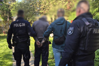 Krwawa szarpanina o dziewczynę! W ruch poszedł tulipan