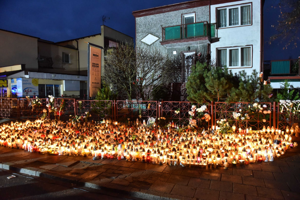 Tragedia w escape roomie. Modlący się ludzie, światła, kwiaty i zabawki pozostawione w miejscu tragedii.
