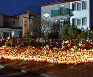 Tragedia w escape roomie. Modlący się ludzie, światła, kwiaty i zabawki pozostawione w miejscu tragedii.
