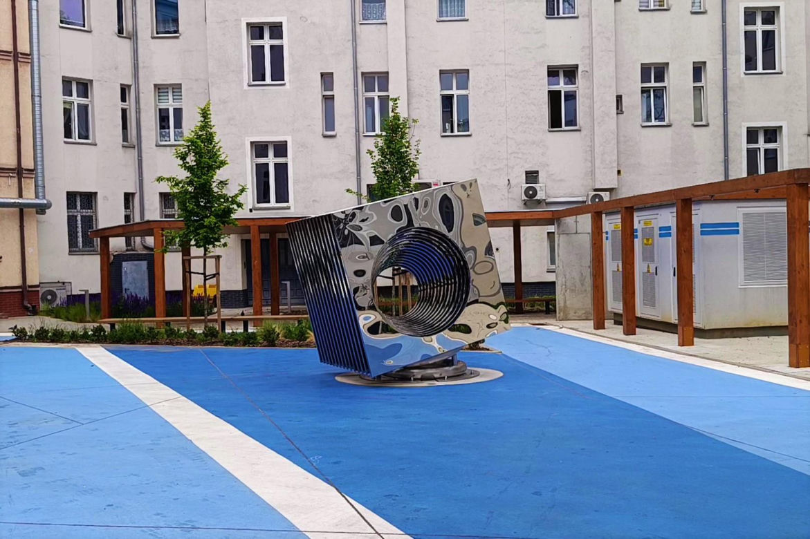 Nowa rzeźba i ogród we wnętrzu Kwartału 36