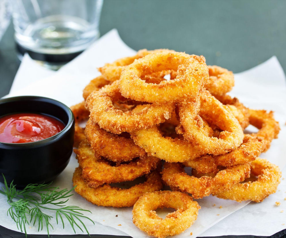 Jak zrobić krążki cebulowe? Chrupiąca przekąska, która zawsze znika z talerza