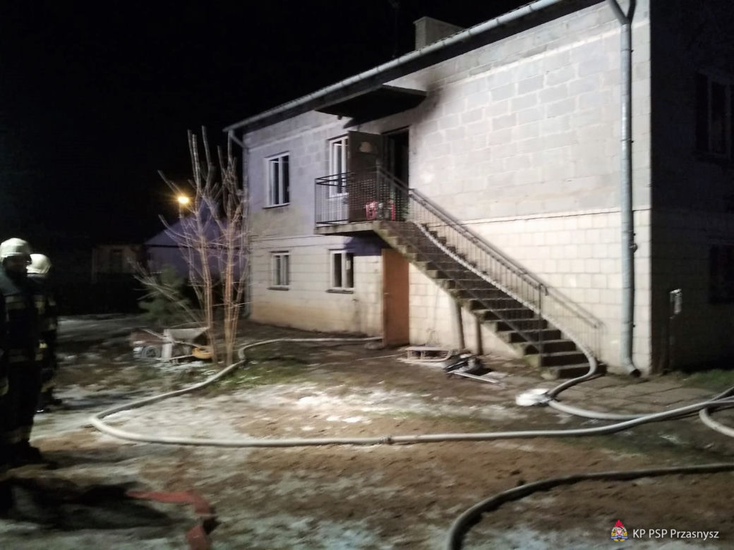 Przasnysz. Rodzina z dwojgiem dzieci bez dachu nad głową! W środku martwe psy i koty