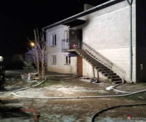 Przasnysz. Rodzina z dwojgiem dzieci bez dachu nad głową! W środku martwe psy i koty