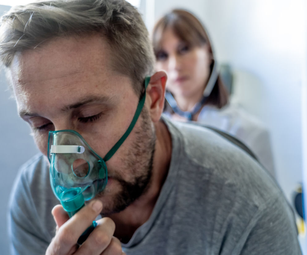 Mężczyzna z inhalatorem