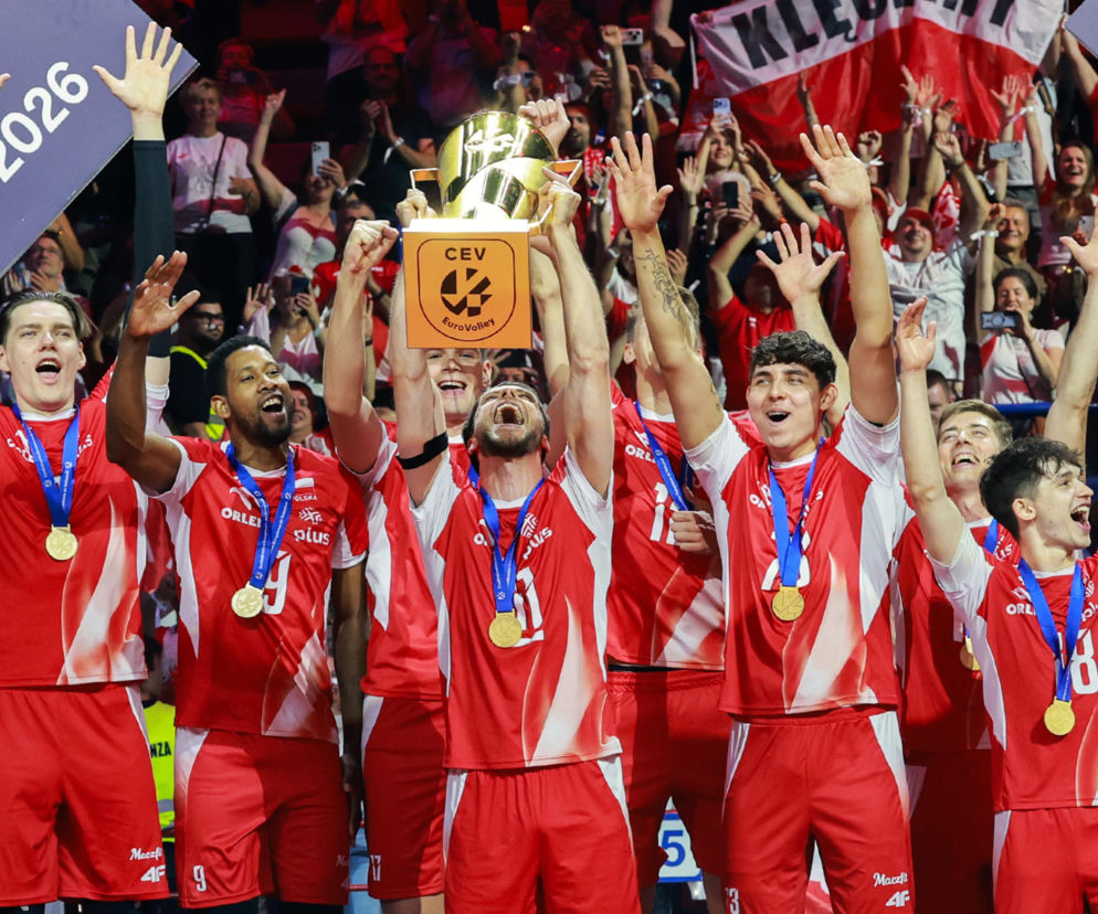 Cieszący się polscy siatkarze wznoszą puchar za Mistrzostwo Europy. O rekordach oglądalności dowiesz się na SE Supersport.