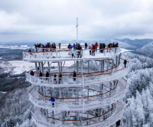 Najwyższa darmowa wieża widokowa w Polsce. Ma 38 metrów i widoki jak z bajki