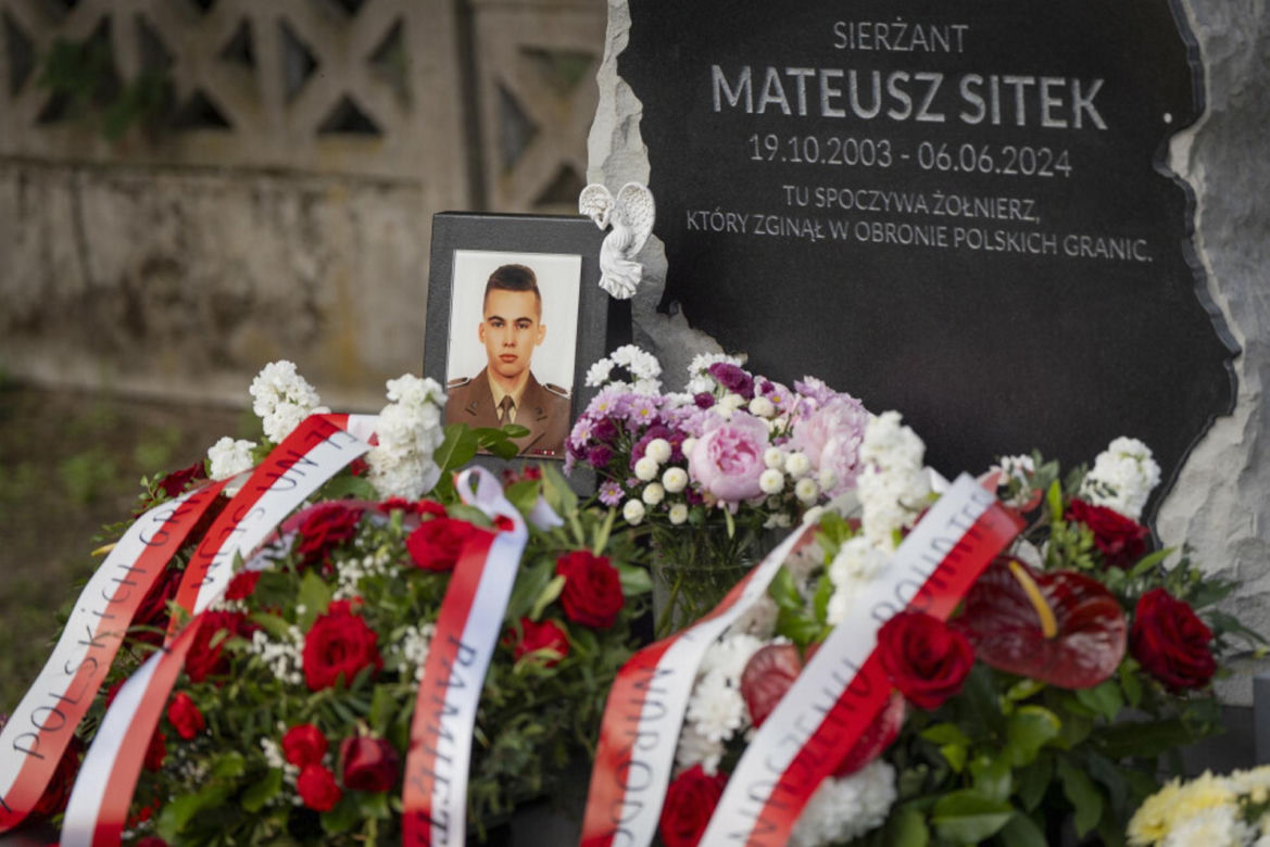 Kamienna rzeźba na grobie sp. sierzanta Mateusza Sitka