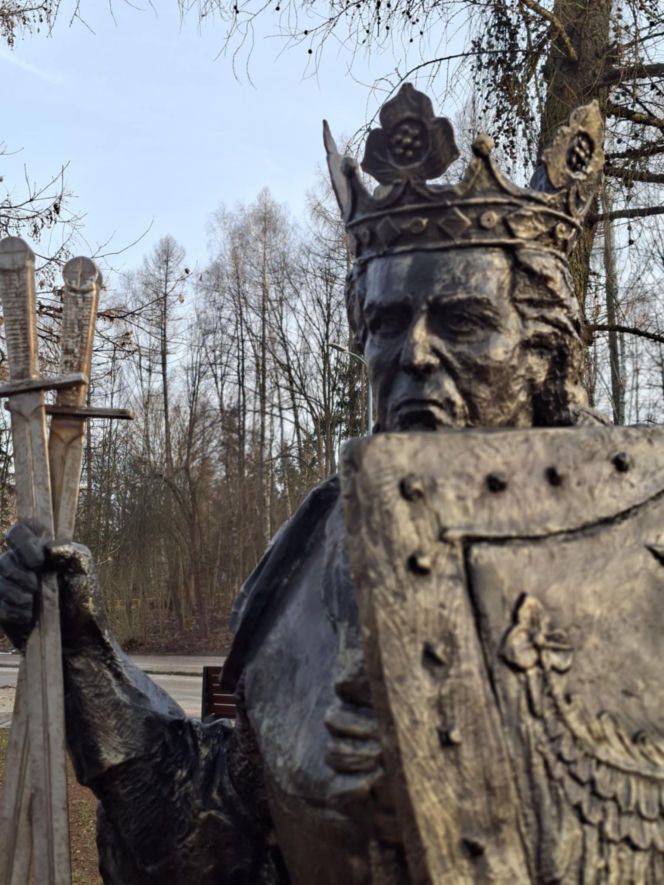 Nowa perełka Świętokrzyskiego. Posągi królów Polski obok legendarnego Dębu Bartka