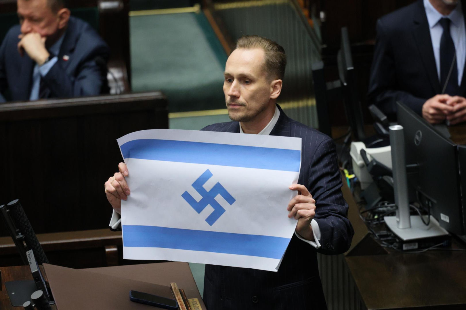 Berkowicz pokazał swastykę w Sejmie. Jest stanowisko MSZ i reakcja ambasady Izraela
