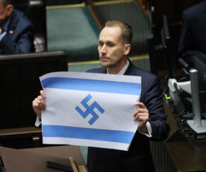 Berkowicz pokazał swastykę w Sejmie. Jest stanowisko MSZ i reakcja ambasady Izraela
