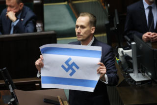 Berkowicz pokazał swastykę w Sejmie. Jest stanowisko MSZ i reakcja ambasady Izraela