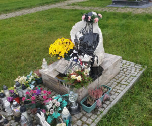 Śląskie: Ktoś zniszczył pomnik dzieci nienarodzonych. Wandale oblali pomnik smołą [ZDJĘCIA]