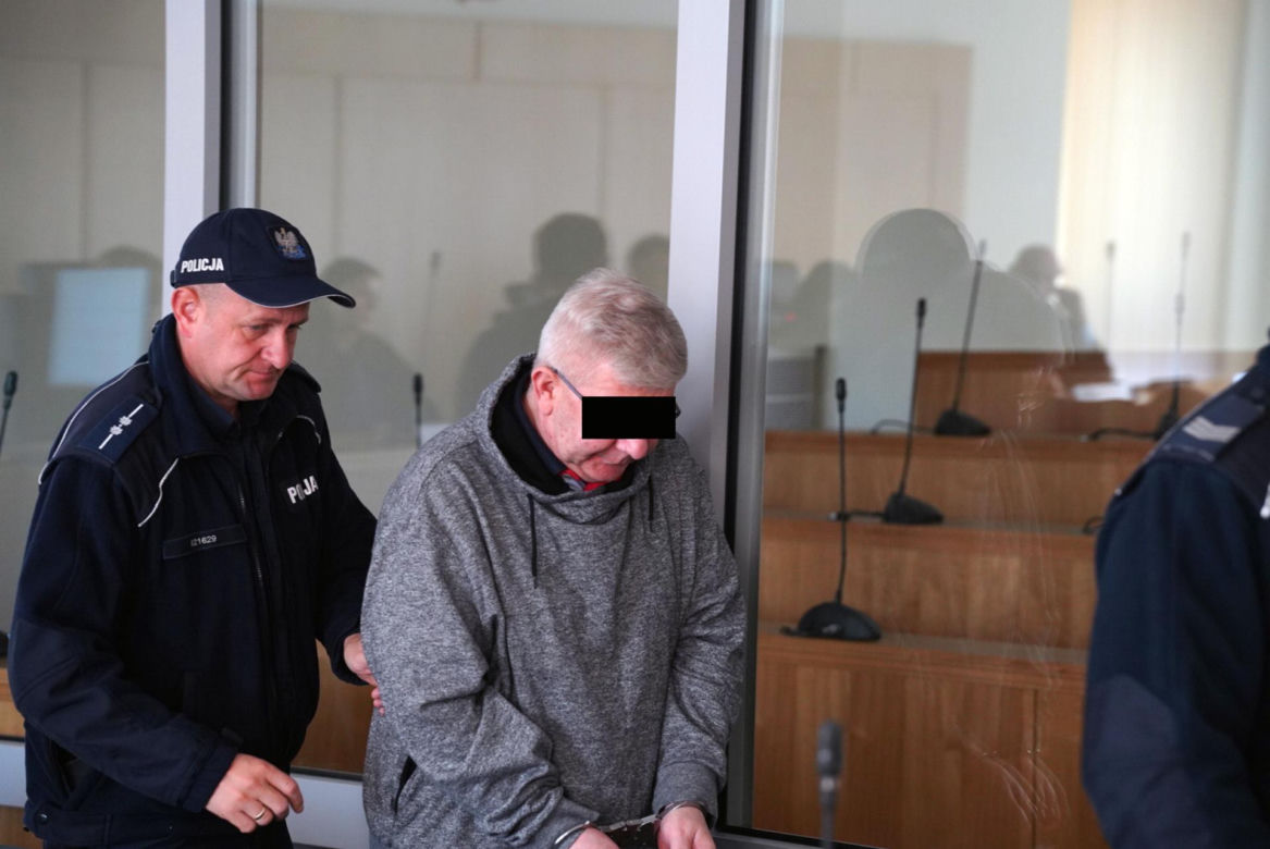 Ksiądz Mirosław porąbał siekierą i podpalił starego znajomego?! W sądzie szok: "mam dziecko"