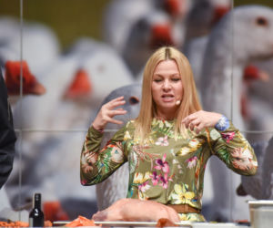 Katarzyna Bujakiewicz przyrządza gęś pod okiem szefa Kuchni Artura Moroza