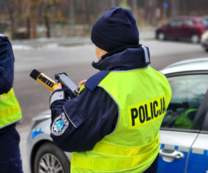 Odśnieżał parking galerii handlowej. Traktor z pługiem prowadził po pijaku, ale to nie wszystko 