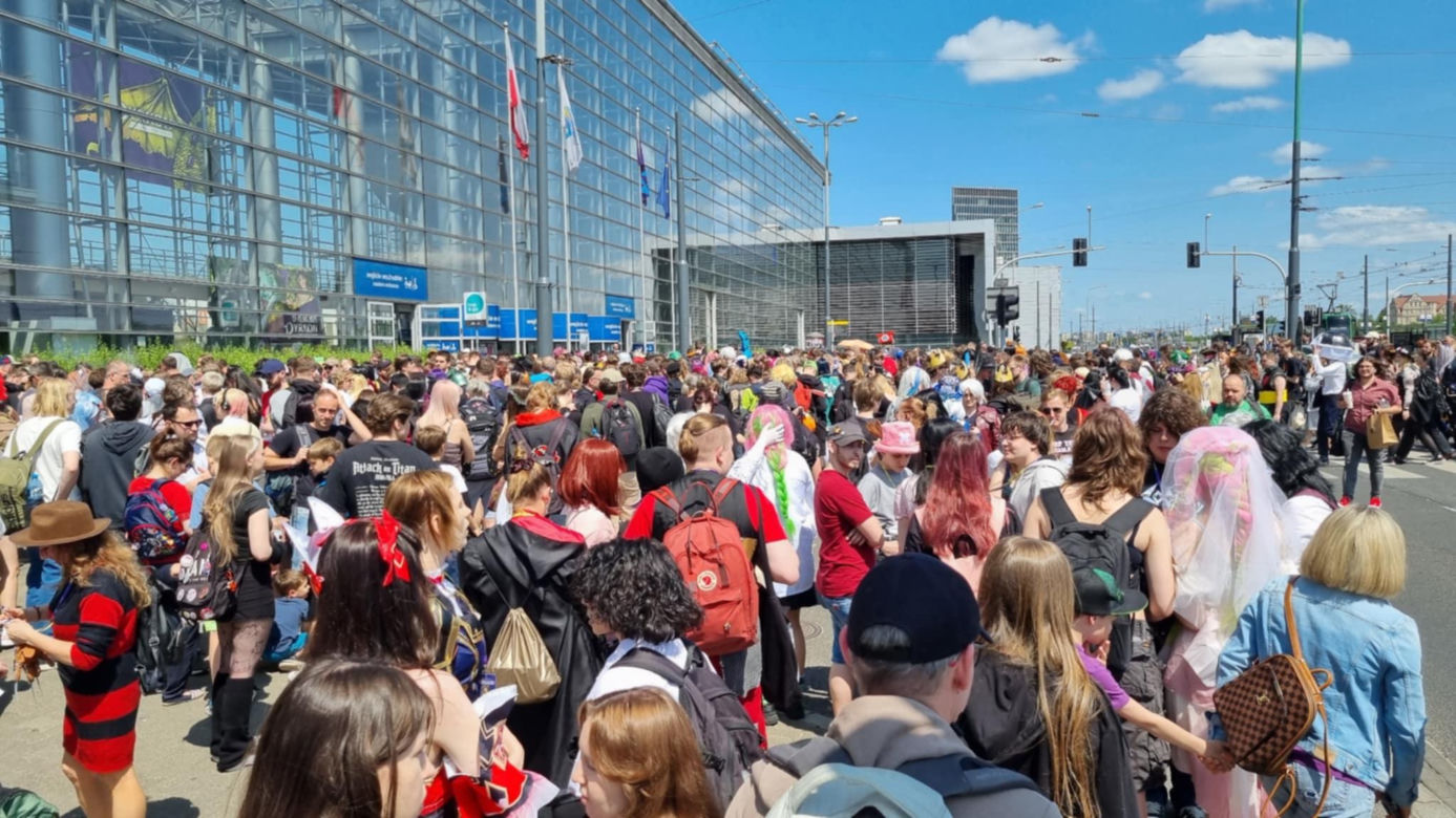 Pyrkon 2025. Tłumy uczestników przed MTP  
