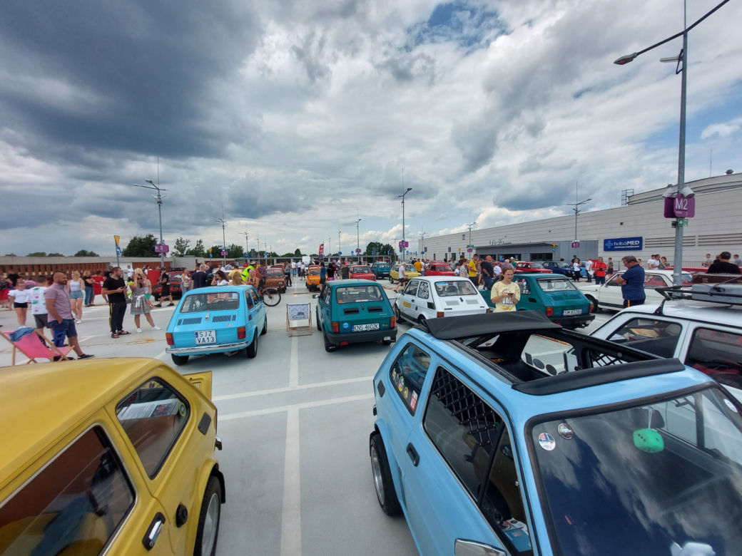 Zlot fiatów 126p w Galerii Libero w Katowicach