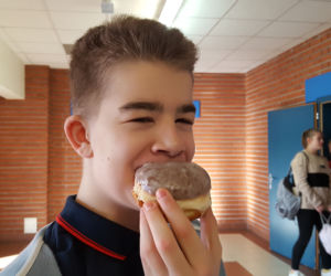 Małe, sprężyste, nadziewane i lukrowane. Trwa charytatywna akcja Pączki do rączki