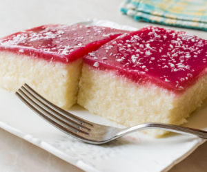 Deser z kaszy manny i białej czekolady bez pieczenia – kremowy jak sernik, a kosztuje grosze