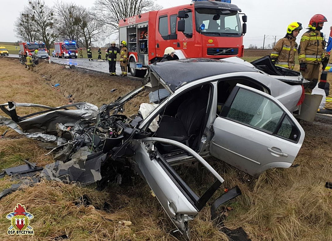 Wyleciał z drogi na łuku. Samochód rozerwało na dwie części. Wszystko się nagrało