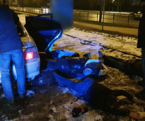 Kradli z samochodów damskie torebki