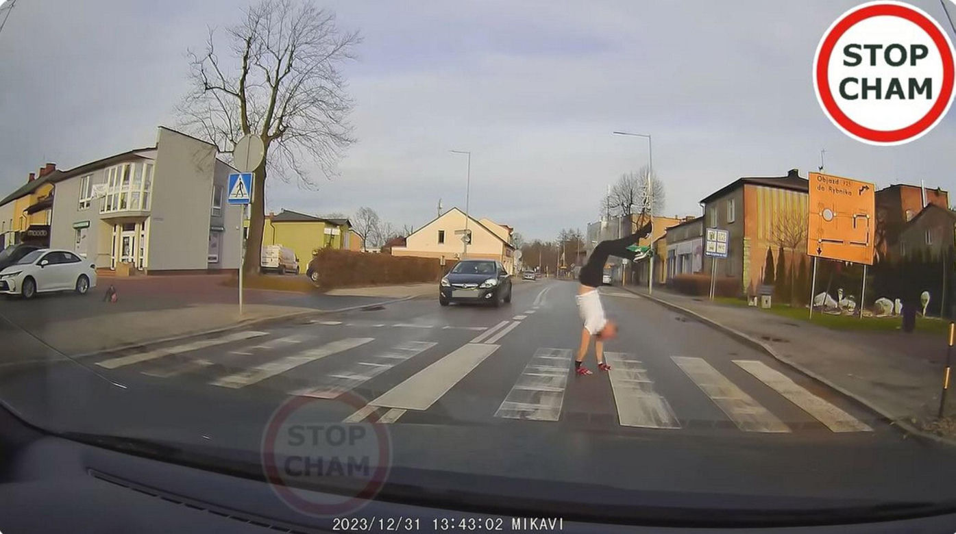 Szok. To co zrobił pieszy zaskoczyło kierowców. Na koniec były brawa.