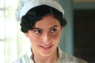 La promesa, odcinek 328: Vera igra z losem. Wraca do pałacu udając pokojówkę