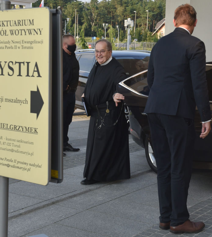 Tak żyją emeryci królowie Rydzyk i Głódź