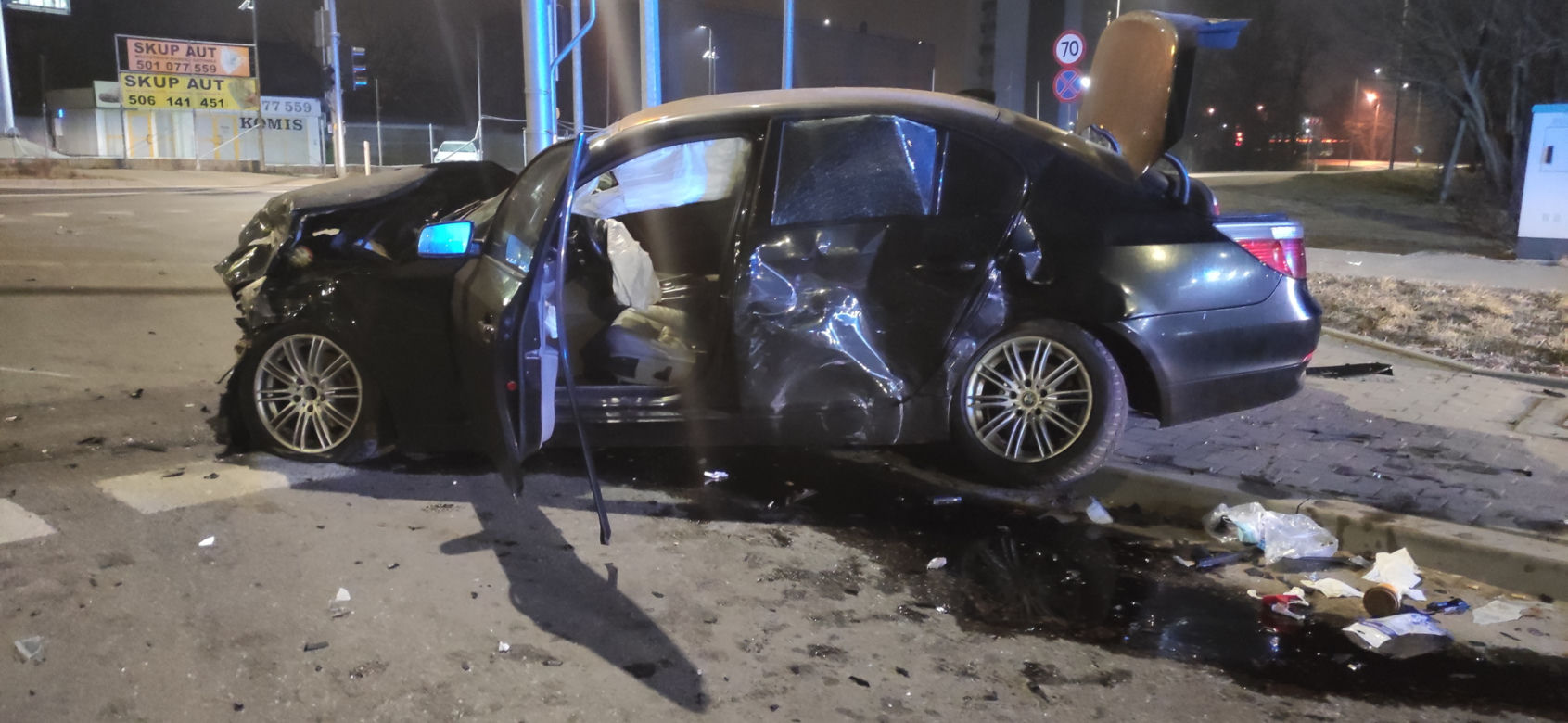 Potworne zderzenie toyoty z BMW w Piasecznie. Pogotowie zabrało rannego