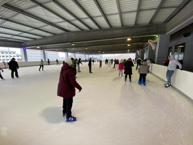 Kryte lodowisko przy Hali Urania