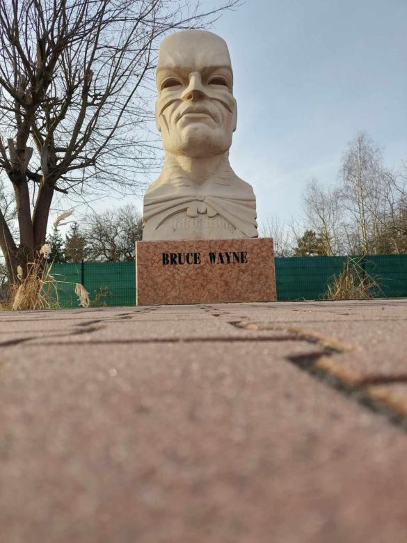 Popiersie BATMANA przed budynkiem urzędu w Suchedniowie