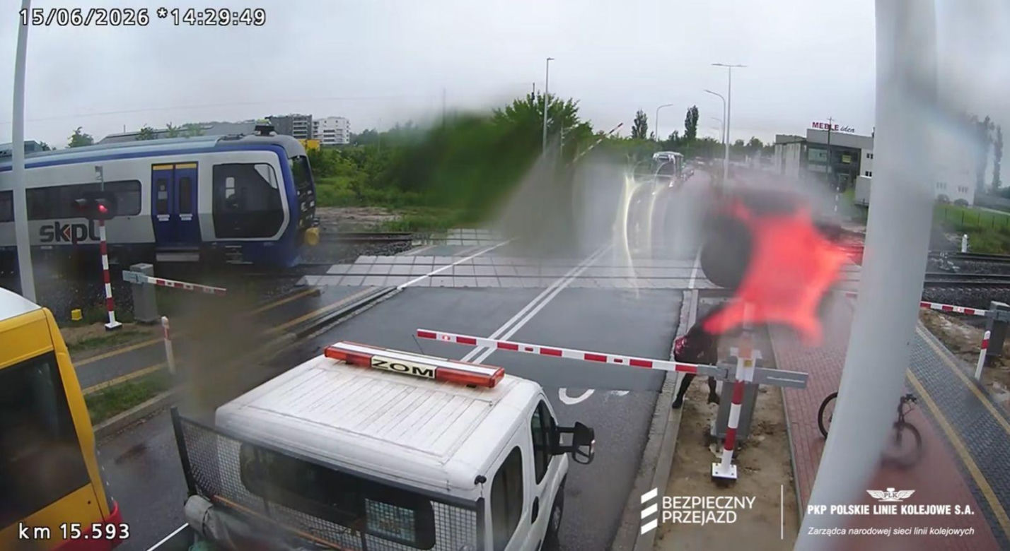 Pociągi wróciły do Łomży. Szokujące sceny na przejazdach kolejowych. PKP pokazało nagranie