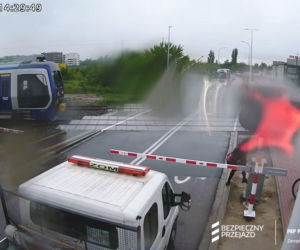 Pociągi wróciły do Łomży. Szokujące sceny na przejazdach kolejowych. PKP pokazało nagranie