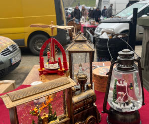 Lubelska Giełda Staroci w świątecznym klimacie. Tłumy szukały prezentów na Mikołajki