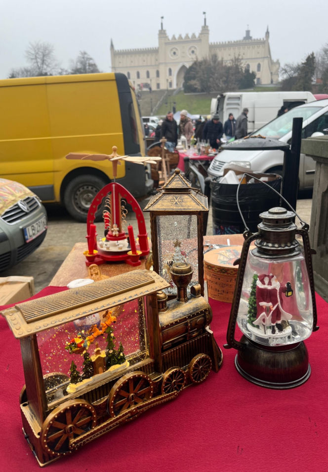 Lubelska Giełda Staroci w świątecznym klimacie. Tłumy szukały prezentów na Mikołajki