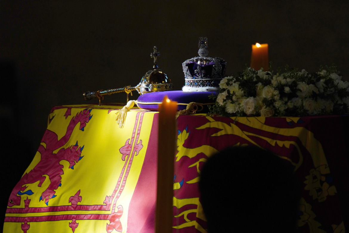 Najpiękniejsza korona Elżbiety II spoczęła na trumnie. Brytyjska korona państwowa na pogrzebie monarchini