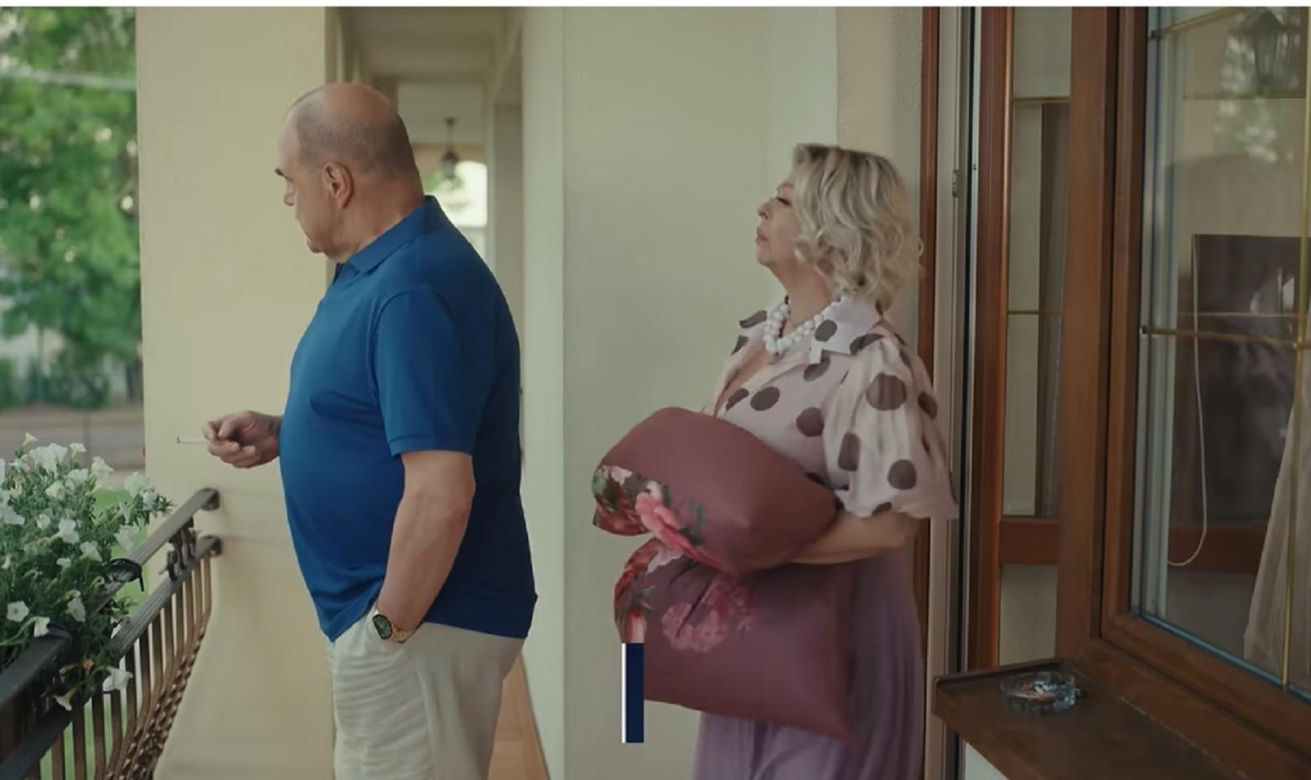 W niektórych odcinkach na ekranie można dostrzec mikrofon.