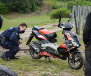Pijany motocyklista uciekł przez las. Złapała go policja