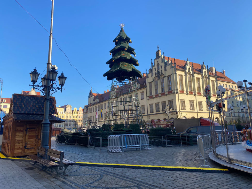 Choinka we Wrocławiu prawie gotowa. Zdania mieszkańców znowu podzielone [ZDJĘCIA]