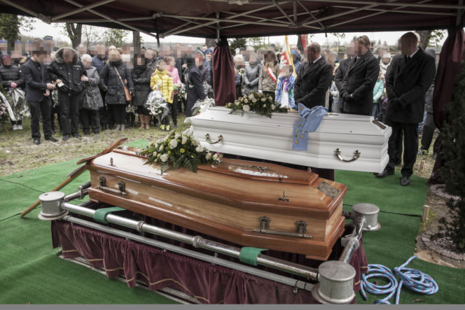 Pogrzeb ofiar zawalonej kamienicy w Świebodzicach 