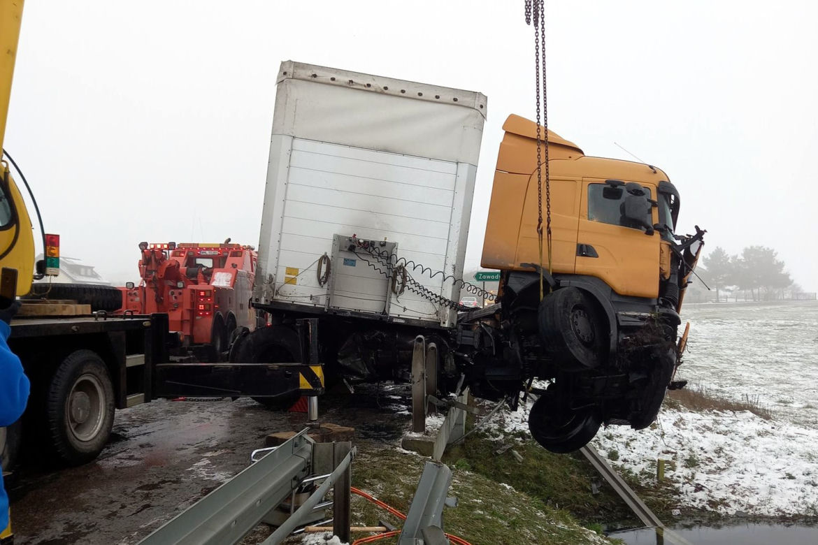 Turza Wielka. ROZBIŁ bariery i wpadł do rzeki! Co zrobił kierowca scanii? [ZDJĘCIA]