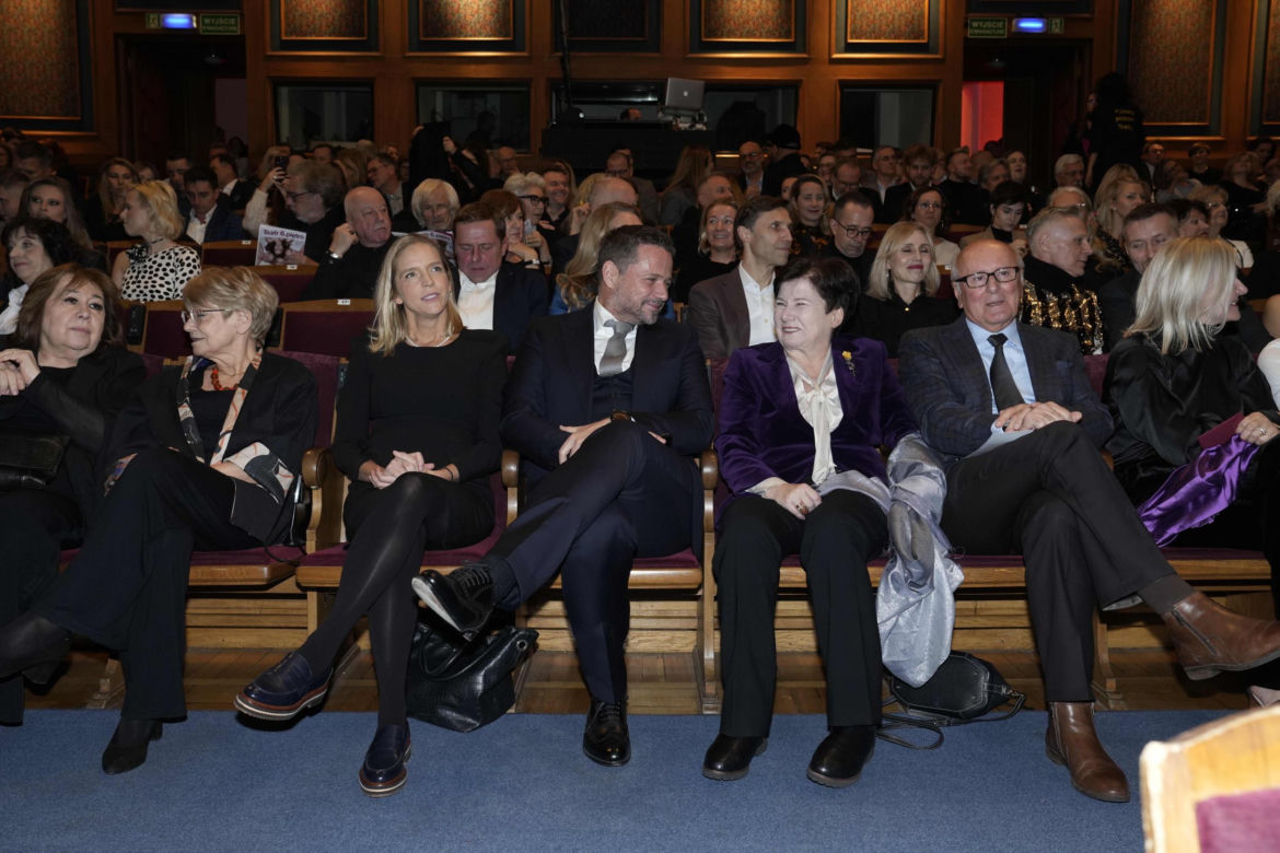 Trzaskowski wśród gwiazd. Prezydent błyszczał na premierze w Teatrze 6.Piętro