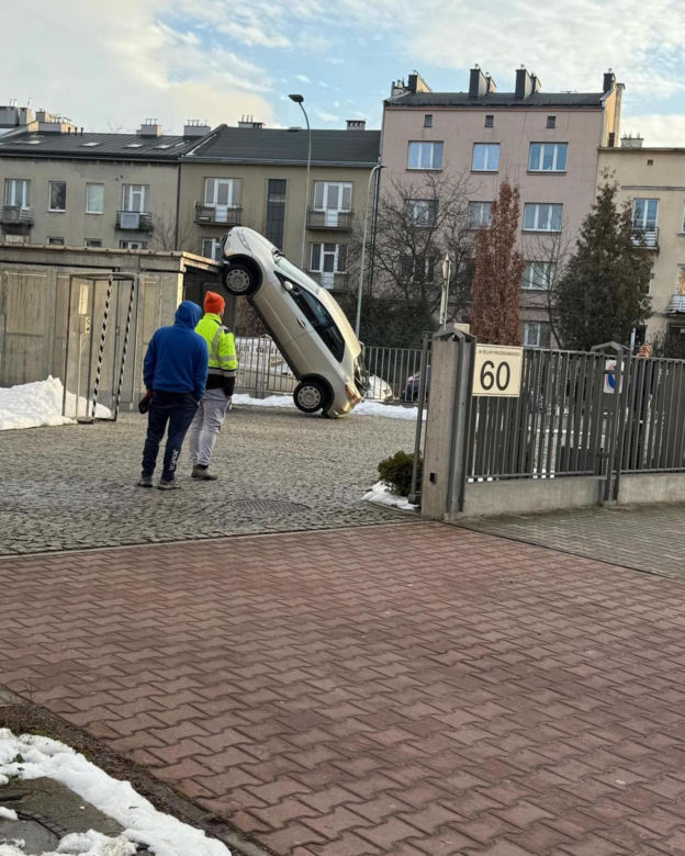 Kraków. Honda stanęła w pionie. Wszystko przez podziemny dźwig [ZDJĘCIA]. 