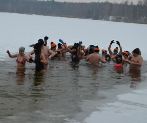 Morsowanie nasz nowy zimowy sport narodowy. Dziś na PIACHACH ponad setka morsów
